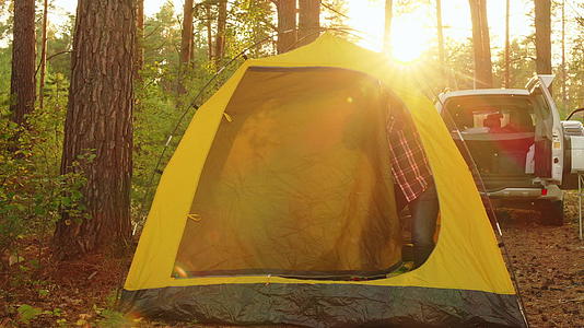 旅游夫妇在阳光明媚的早晨在露营帐篷里醒来幸福的夫妇视频的预览图
