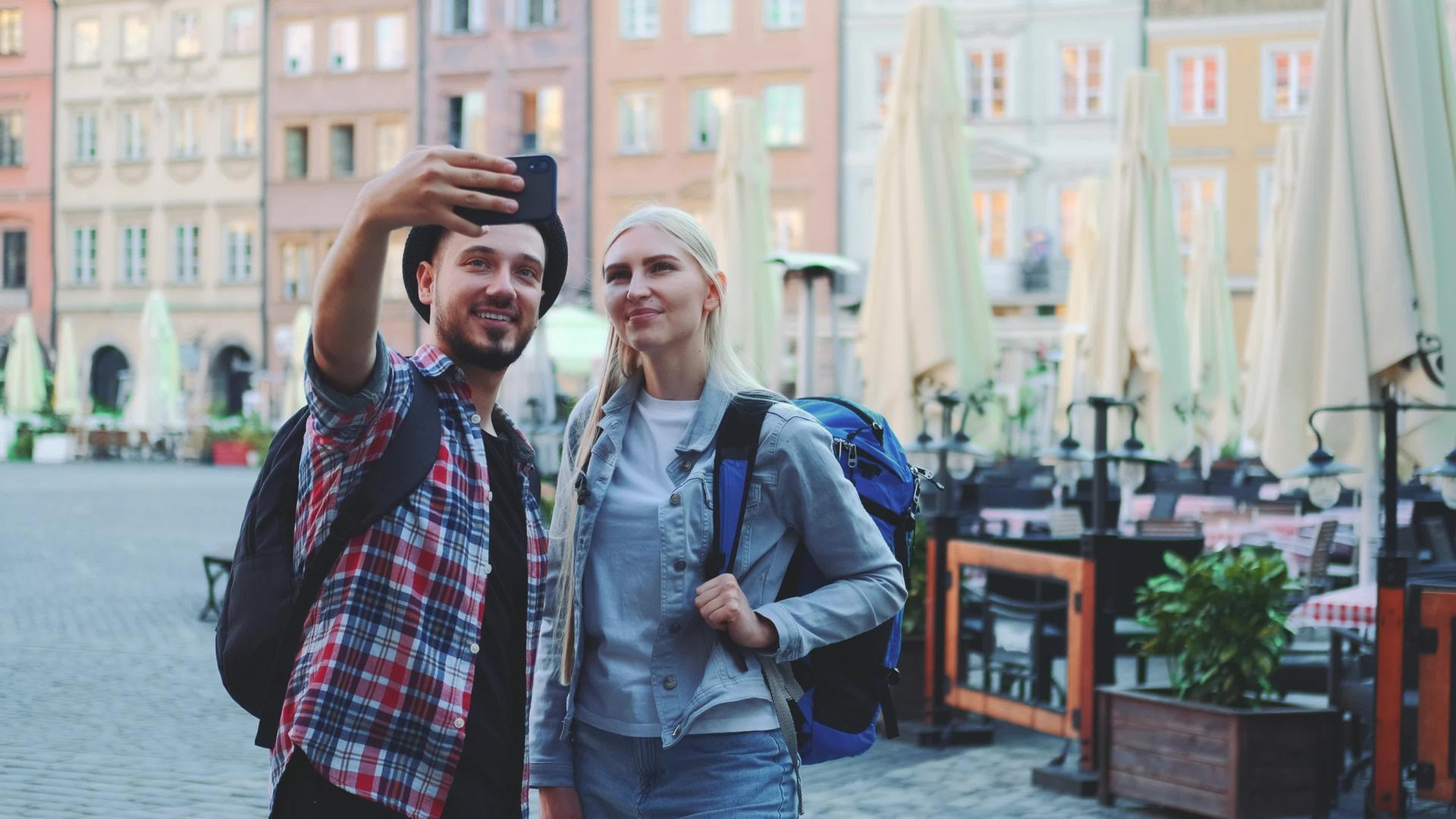 使用智能手机在市中心自拍的游客视频的预览图