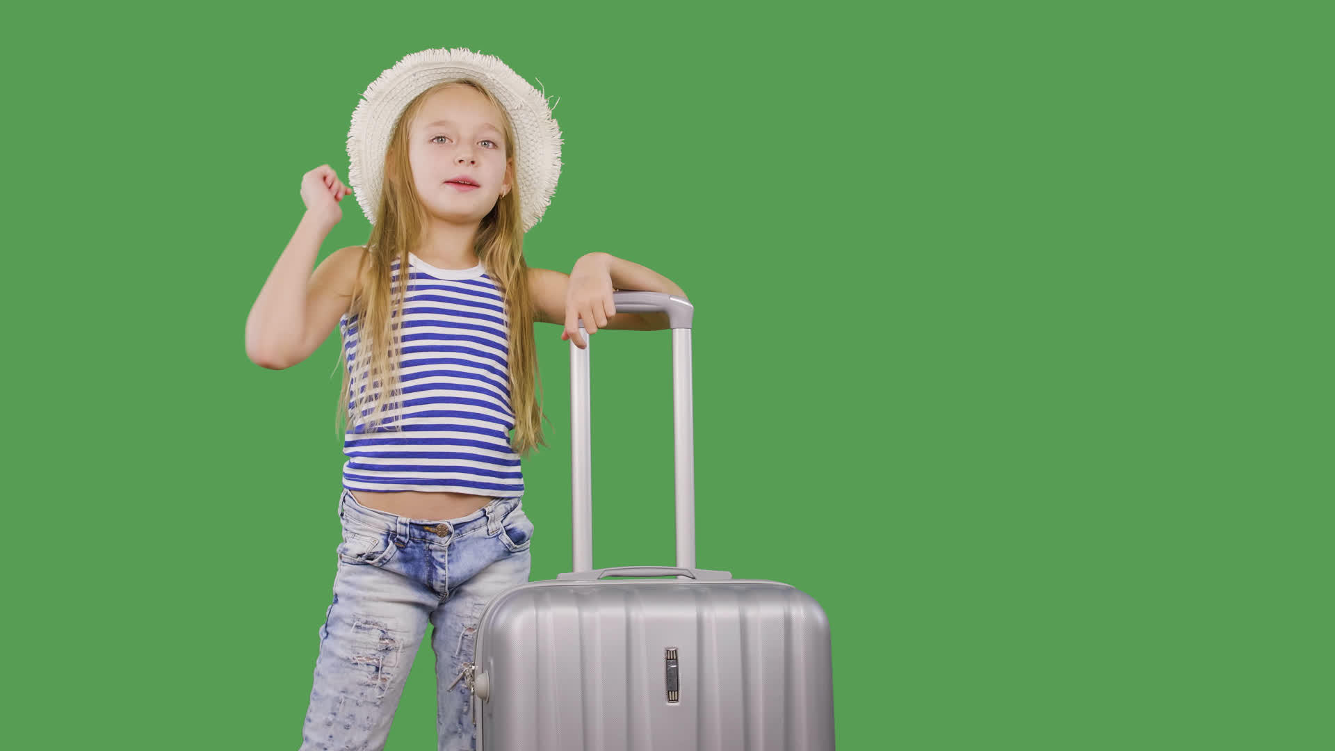 旅游女孩用手向追随者打招呼并在绿色背景下与手提箱交谈视频的预览图