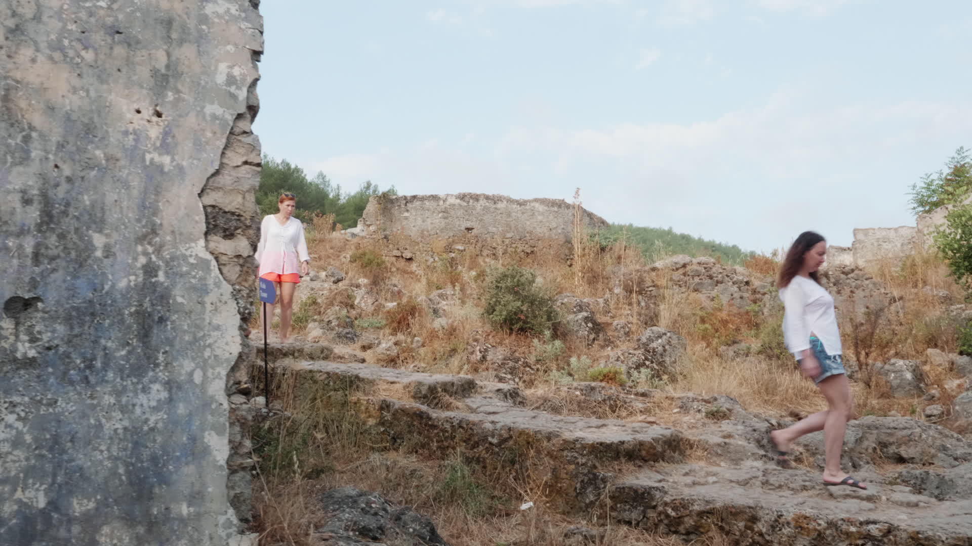 旅游妇女走下om女人在夏天旅行的时候在山上旅行视频的预览图