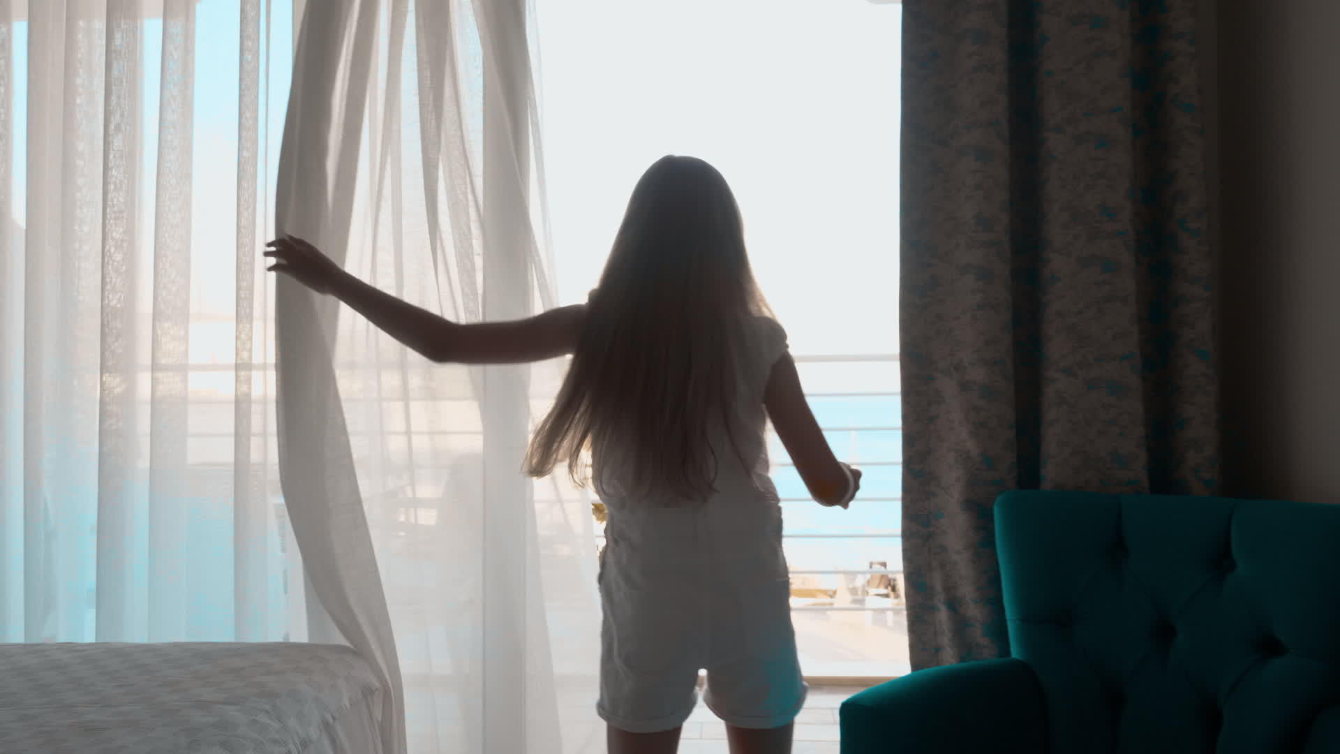 女孩进入度假村酒店的海景阳台视频的预览图