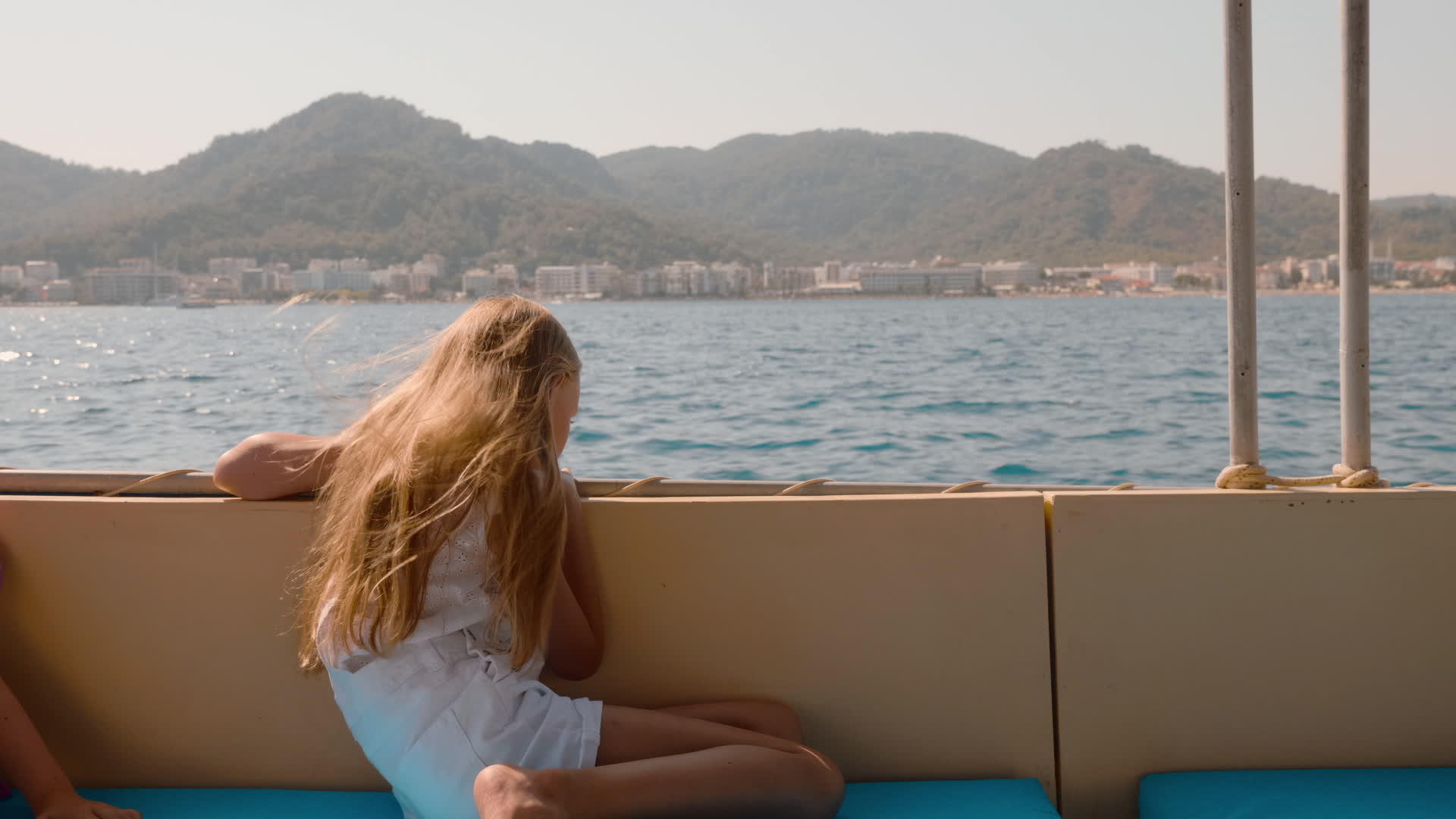 旅游女孩在海上漫步在山景的快艇上视频的预览图