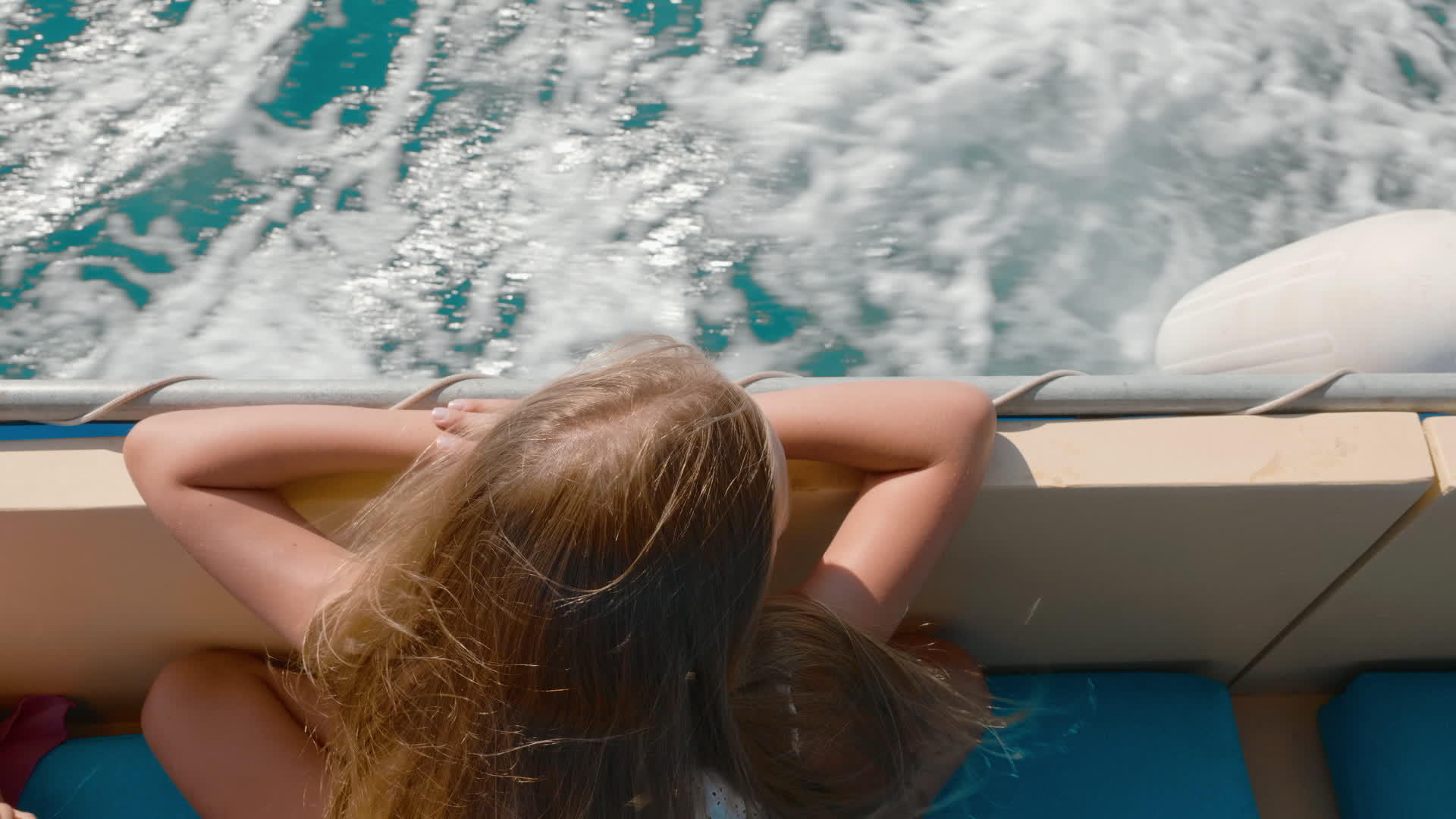 乘坐快艇旅行的女性游客在夏天乘坐快艇观光视频的预览图