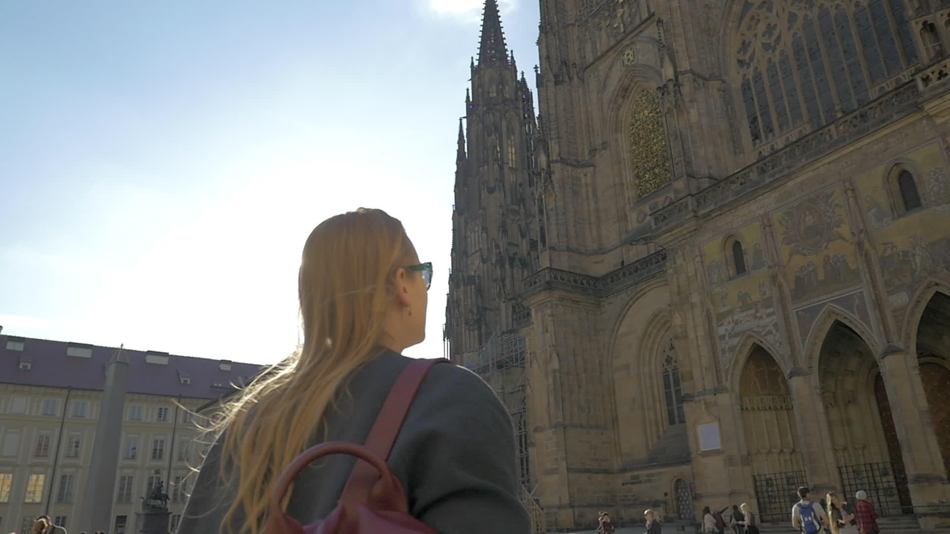 旅游女性游客和圣公堂视频的预览图