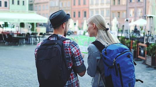 一对游客夫妇子的游客夫妇在中市广场检查地图视频的预览图