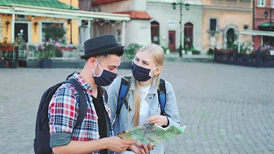 两名使用中央广场地图保护口罩的游客视频的预览图
