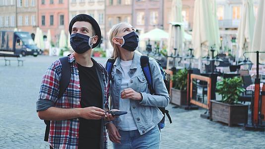 佩戴保护性口罩和使用智能手机袋的游客视频的预览图
