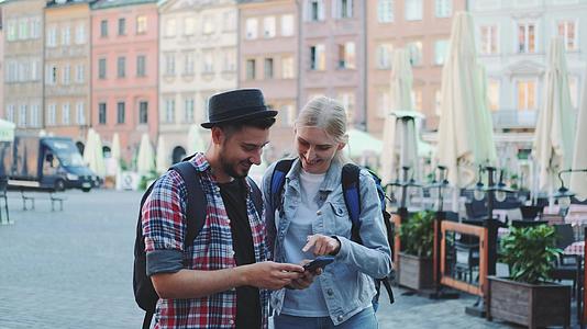 年轻游客和情侣使用智能手机享受美丽的环境Smartphone视频的预览图