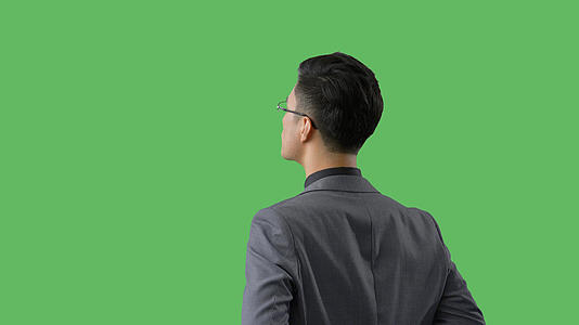 4k绿幕合成抠像商务男性背影视频的预览图