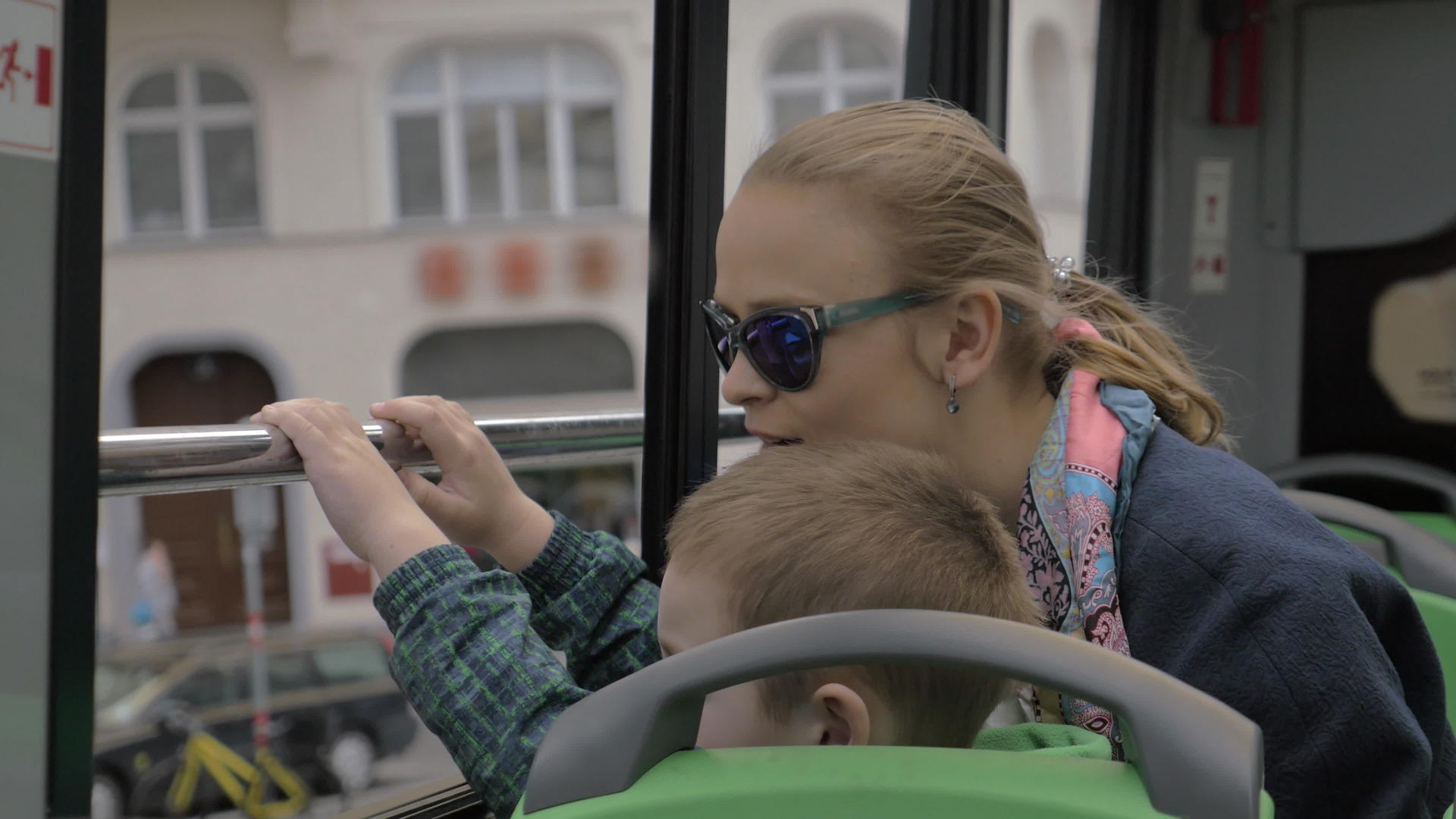 母亲和儿子从双层巴士上看着城市视频的预览图
