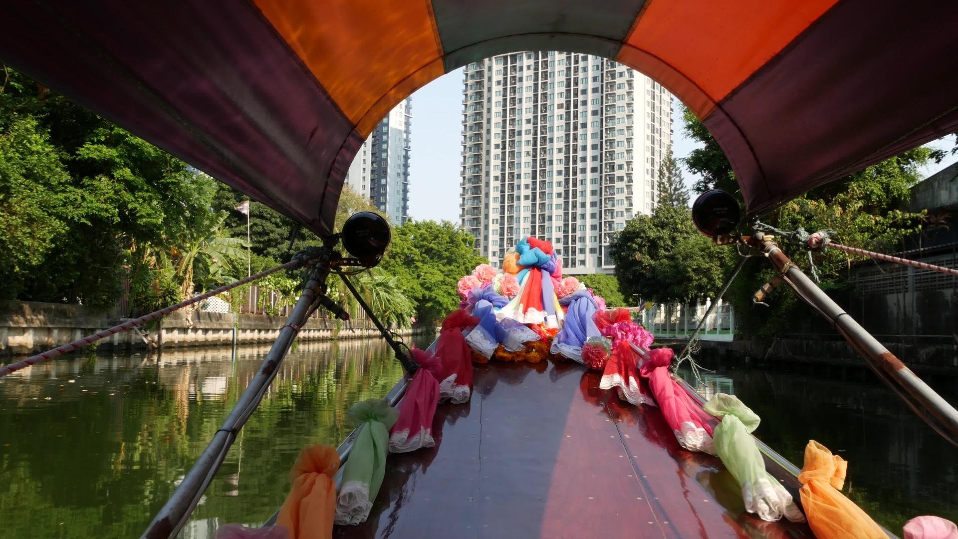 在Bangkok旅游期间游客乘坐亚洲航运河视频的预览图