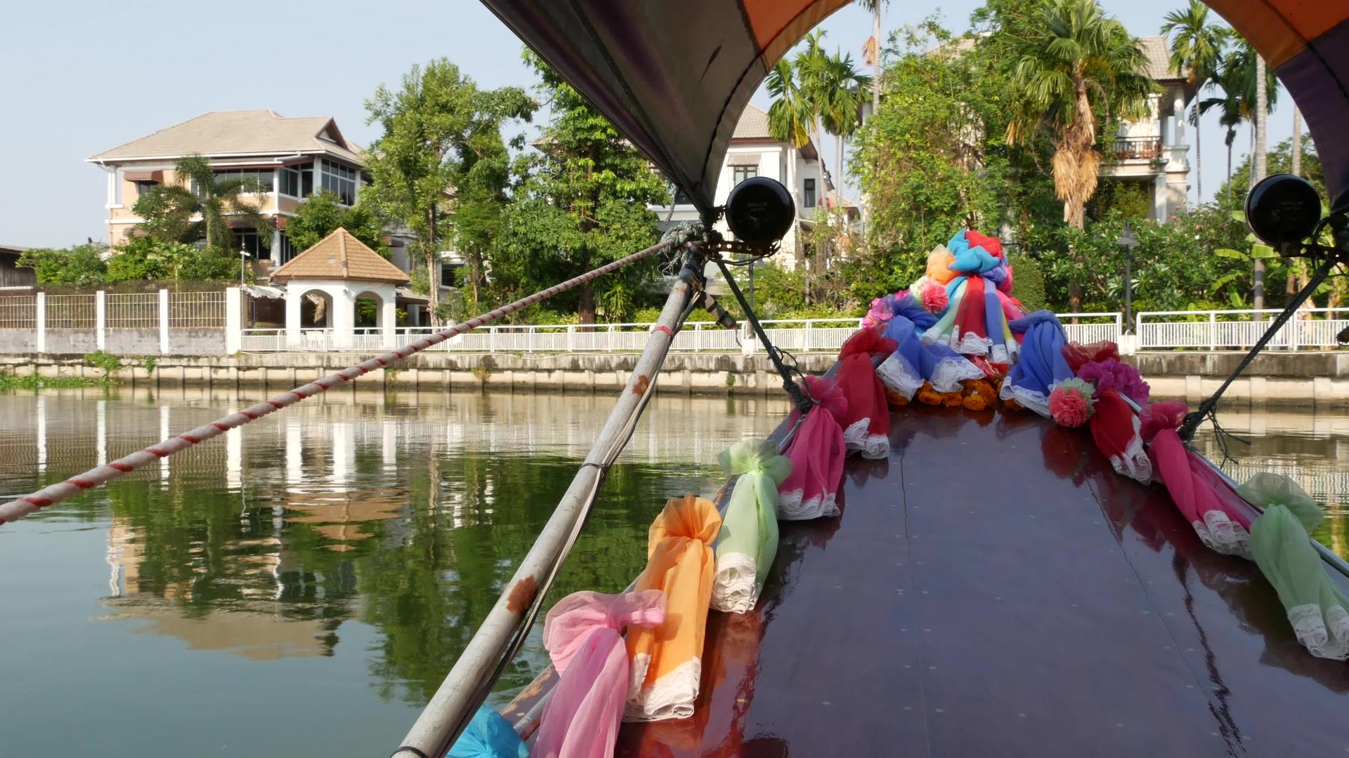 在Bangkok旅游期间游客乘坐亚洲航运河视频的预览图