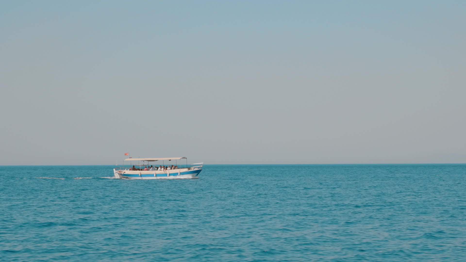 夏天乘船漂浮在海浪上的游客视频的预览图