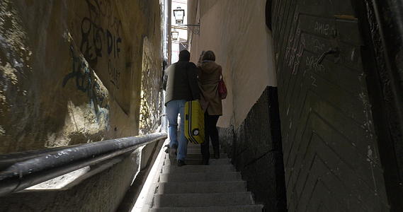 两名游客走在狭窄的街道上stshholm视频的预览图