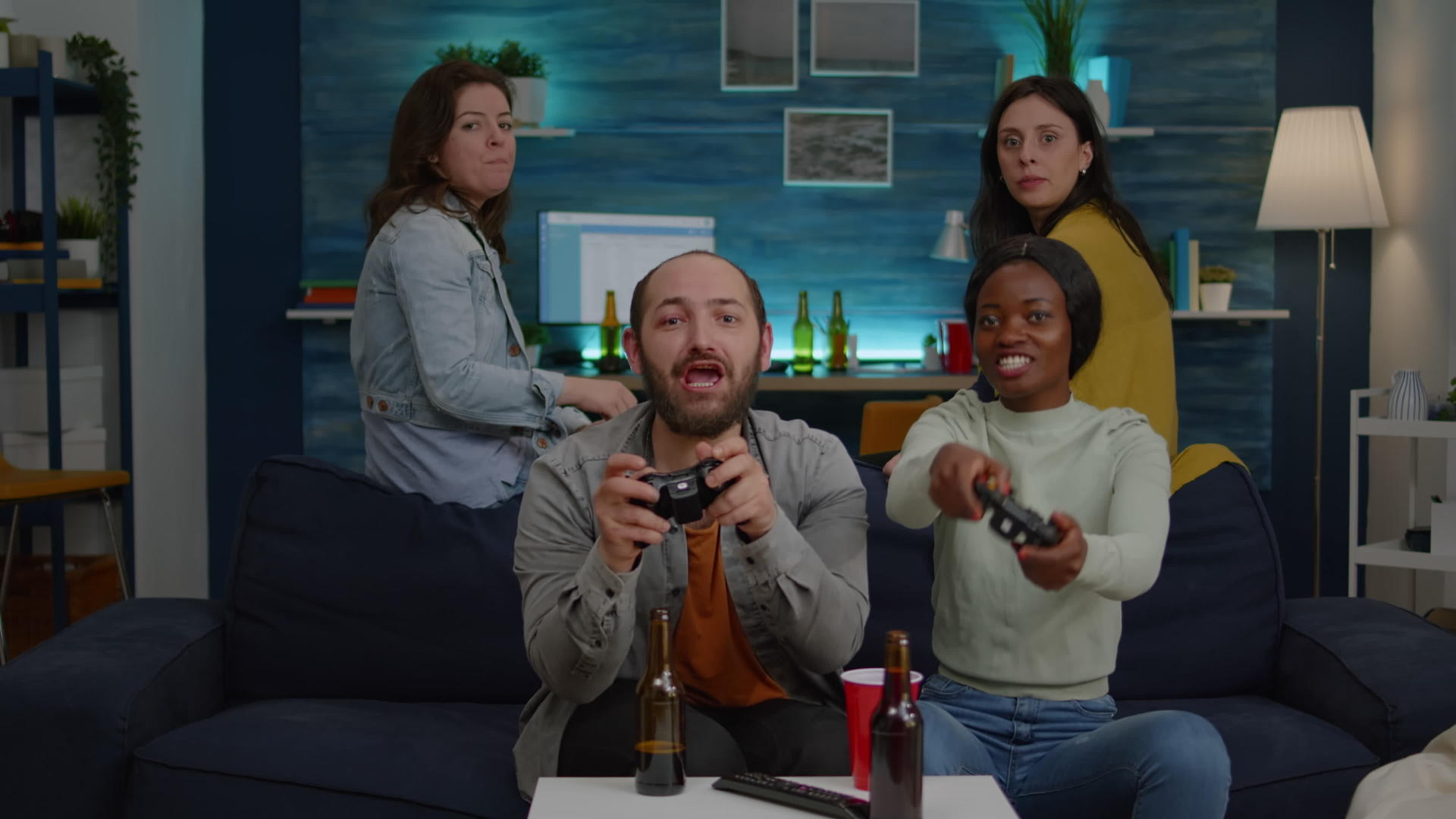 皮肤黝黑的女性与男性朋友玩在线电子游戏视频的预览图