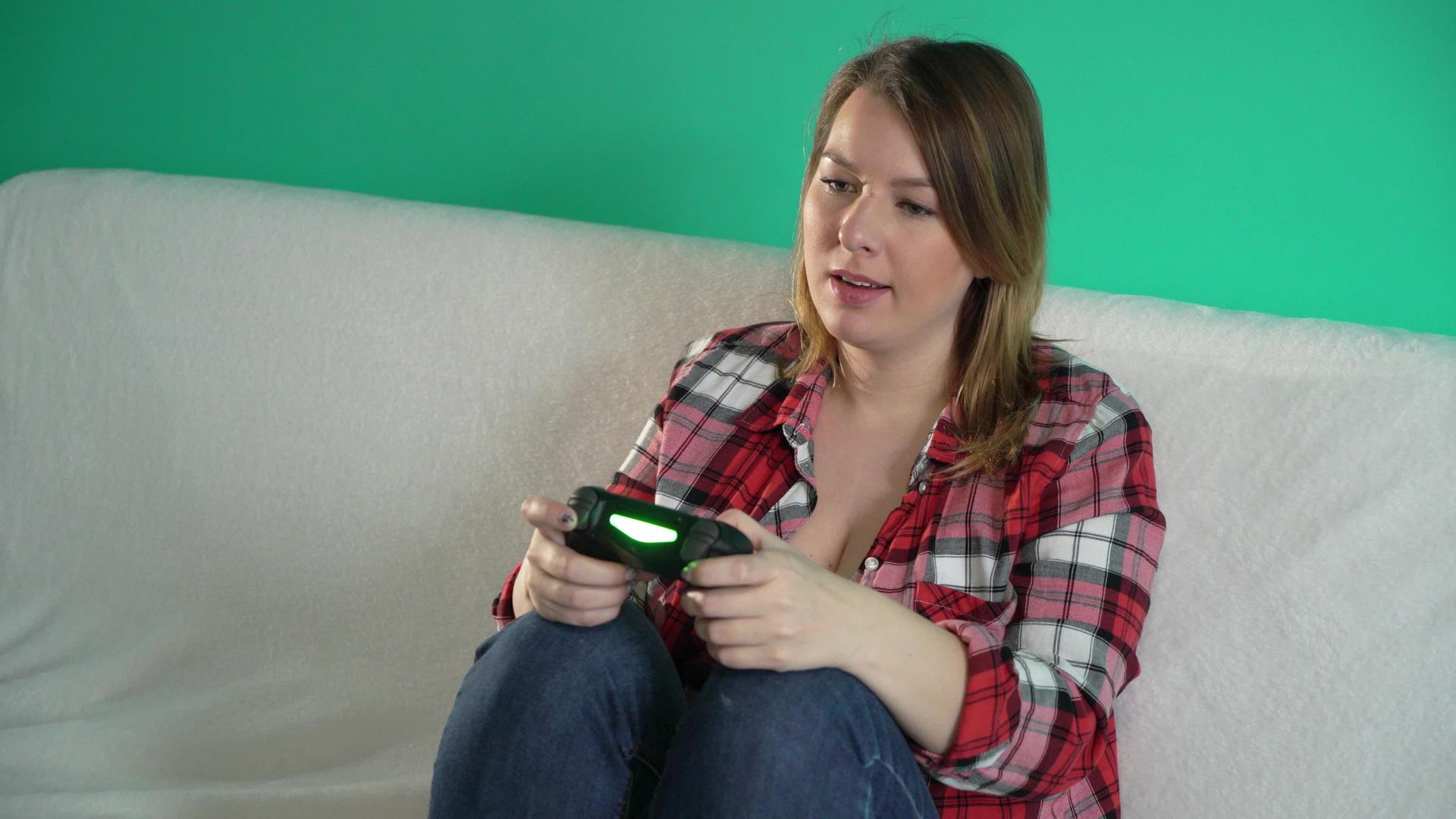 年轻女性使用游戏板玩电子游戏视频的预览图