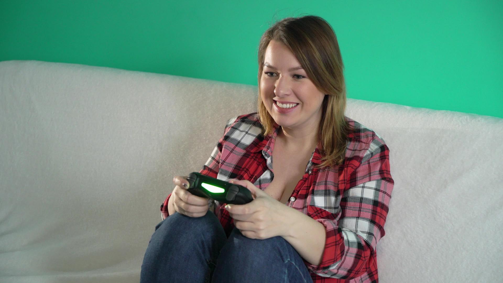 年轻女性使用游戏板玩电子游戏视频的预览图