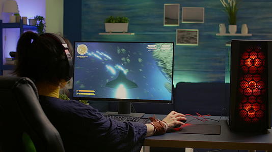 espportevengamer戴头盔在线玩电子游戏视频的预览图