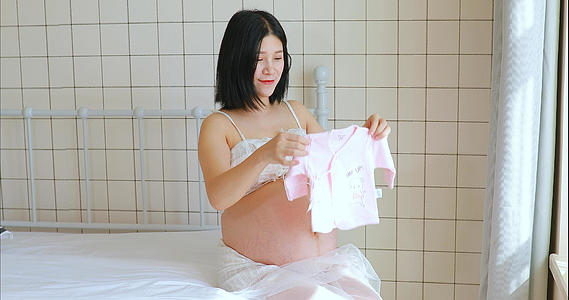 孕妇准妈妈准备宝宝的小衣服视频的预览图