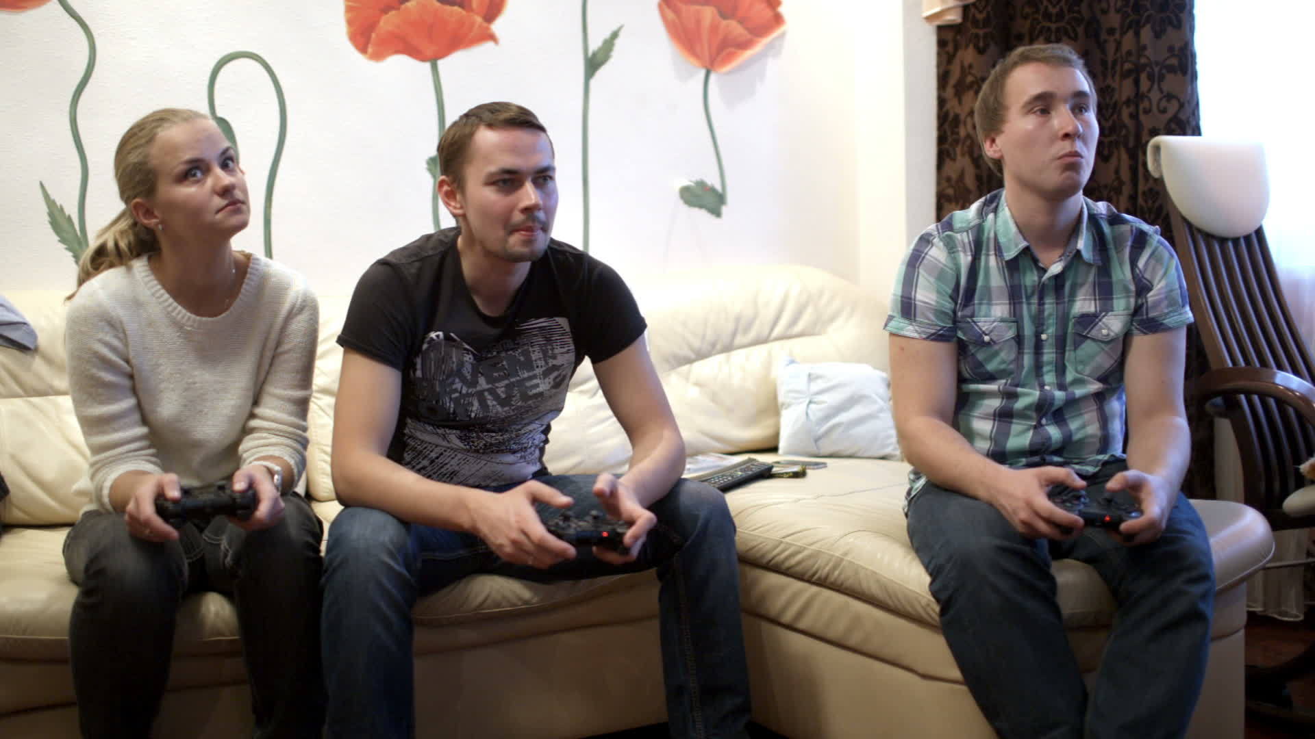 两个男人和两个女孩玩电子游戏视频的预览图