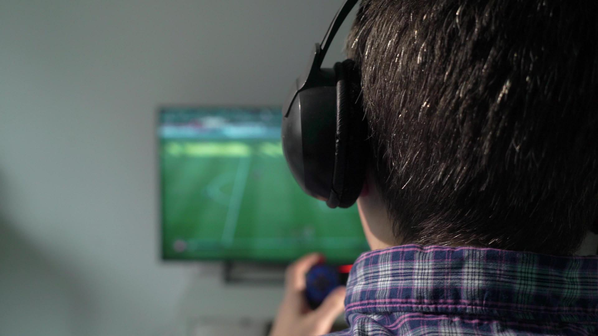 男人在游戏控制台上玩操纵杆视频的预览图