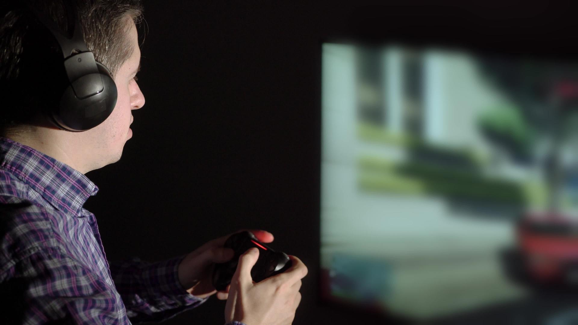 男人在游戏控制台上玩操纵杆视频的预览图