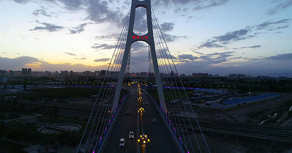 4K新疆阿克苏纺织大桥晚霞航拍视频的预览图