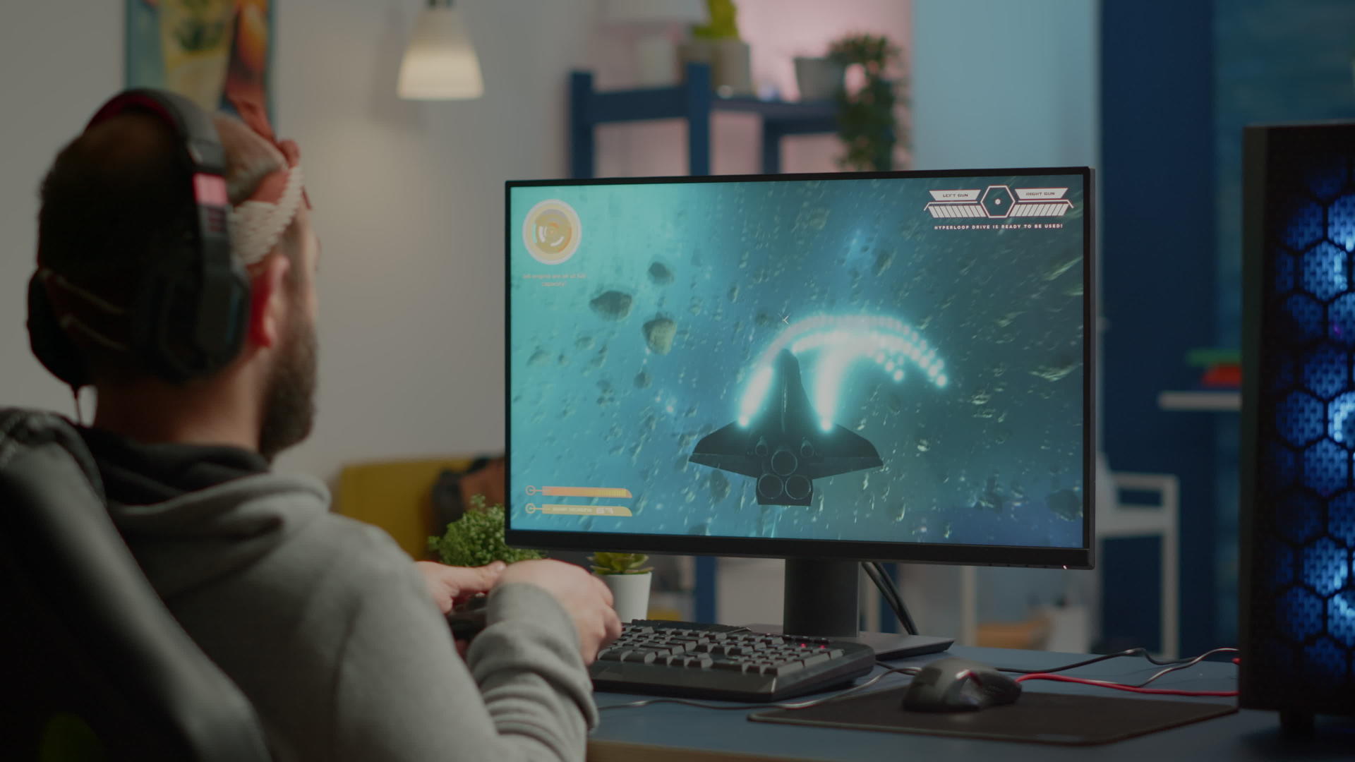 职业玩家在深夜在强大的个人电脑上玩电子游戏视频的预览图