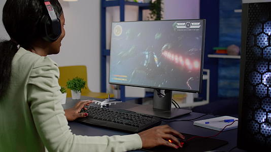 黑人女性运动员玩太空射手游戏视频的预览图