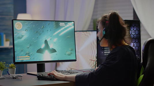 玩家坐在游戏椅上玩在线太空射击游戏视频的预览图