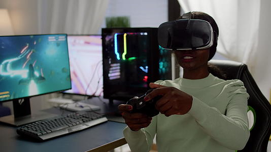 非洲网络播放器在游戏中佩戴虚拟现实头盔视频的预览图