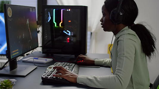 失去在线视频游戏比赛的非洲玩家infowhatsthis视频的预览图