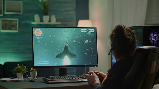 支持游戏玩家在强大的计算机上玩在线空间射击游戏视频的预览图