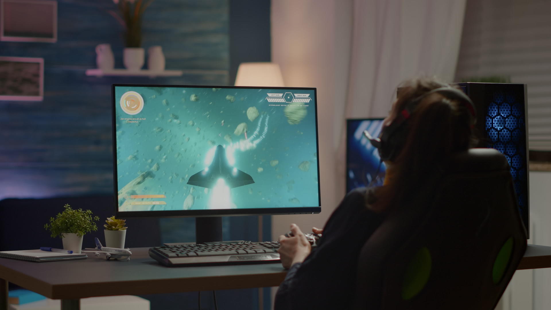 女性游戏玩家使用专业无线控制器赢得电子游戏视频的预览图