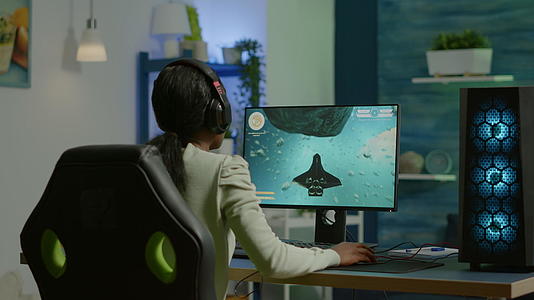 专业ESport游戏机在播放前戴耳头盔视频的预览图