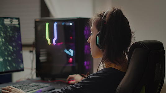 专业埃斯波特游戏机头耳盔在竞争性电子游戏中视频的预览图