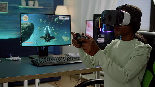 African女性玩家使用虚拟现实护目镜赢得太空射击视频的预览图