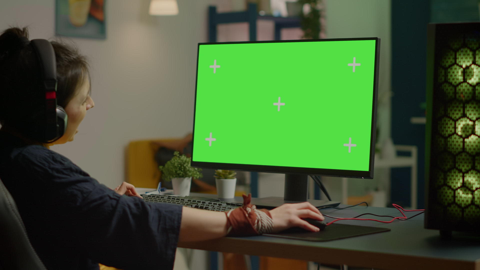 使用绿色模型在强大的计算机上玩女运动员游戏视频的预览图