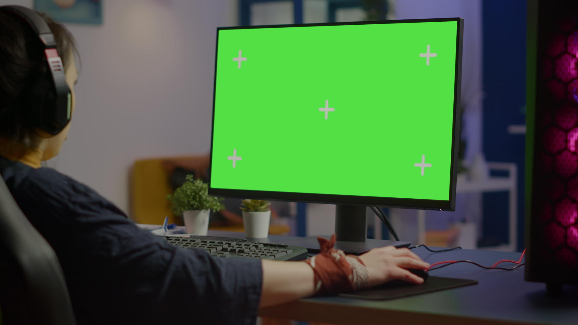 女性在强大的电脑上使用绿色屏幕流线电子游戏网络视频的预览图