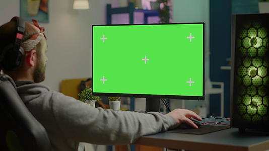 游戏玩家在强大的电脑上玩具有绿色桌面功能的视频游戏视频的预览图