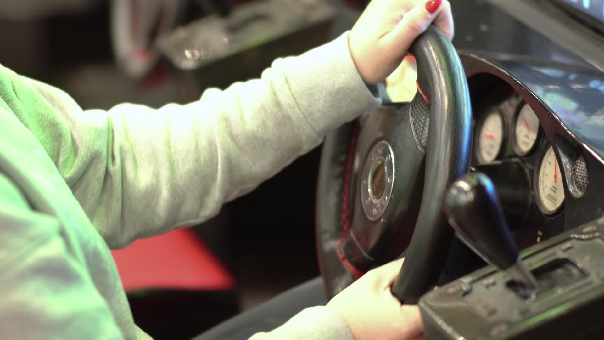 女孩玩驾驶轮电子游戏视频的预览图