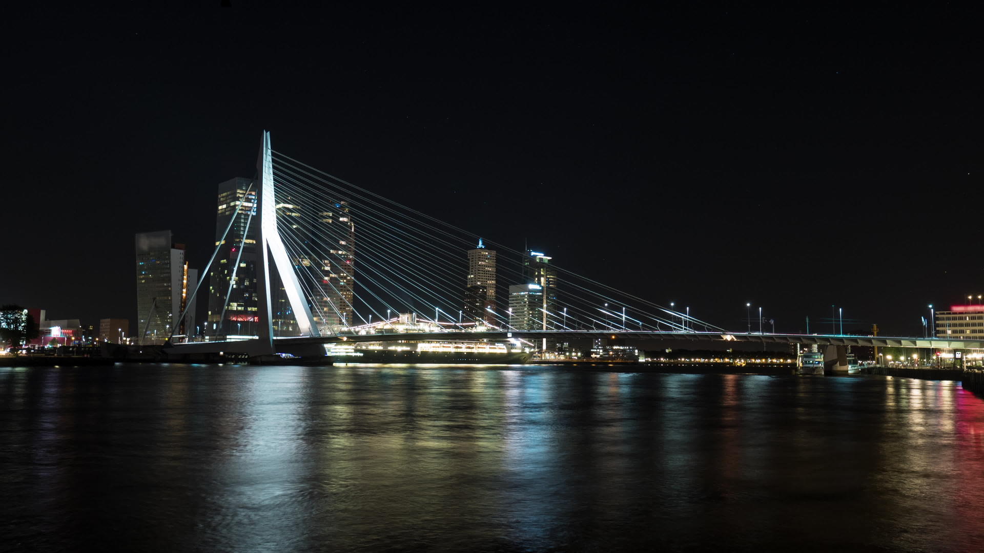 夜间交通的镜头在埃米斯马斯桥上腐烂视频的预览图