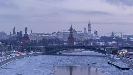 莫斯科克伦林和莫斯考河在寒冷的冬天清晨日夜消失视频的预览图