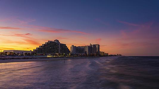 五颜六色的日落时间折叠在佛罗里达日顿海滩上视频的预览图