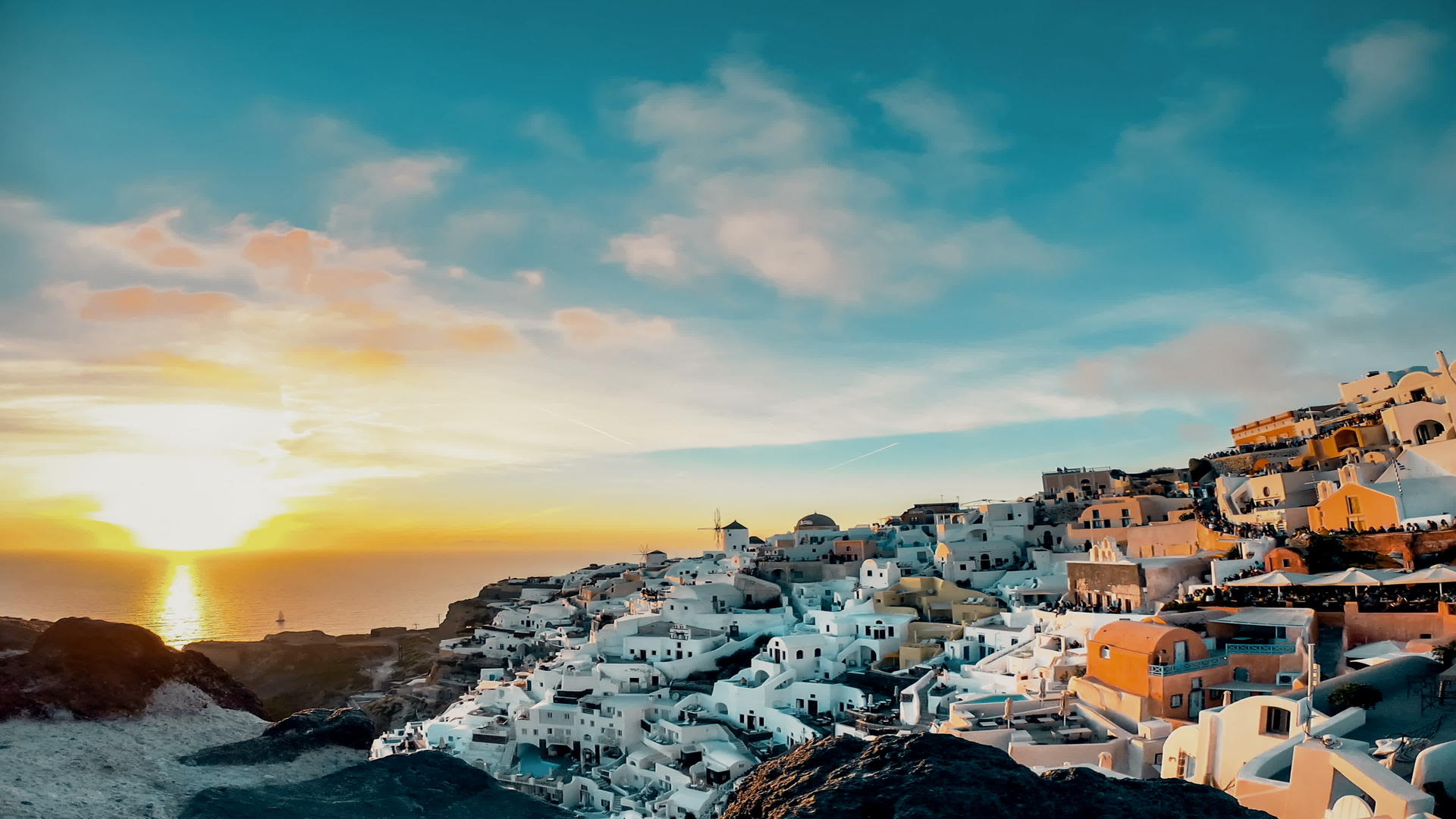 在爱琴海的喀里底拉上传统的白色建筑和希腊东正教教堂视频的预览图