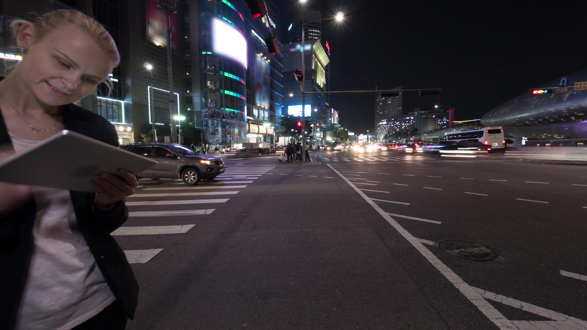 南朝鲜女性在夜间使用平板电脑视频的预览图