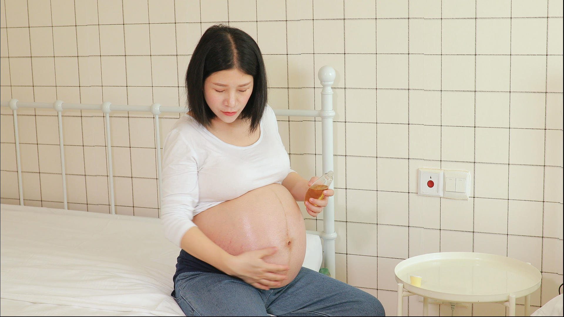 双胞胎准妈妈肚子涂抹精油防止妊娠纹视频的预览图