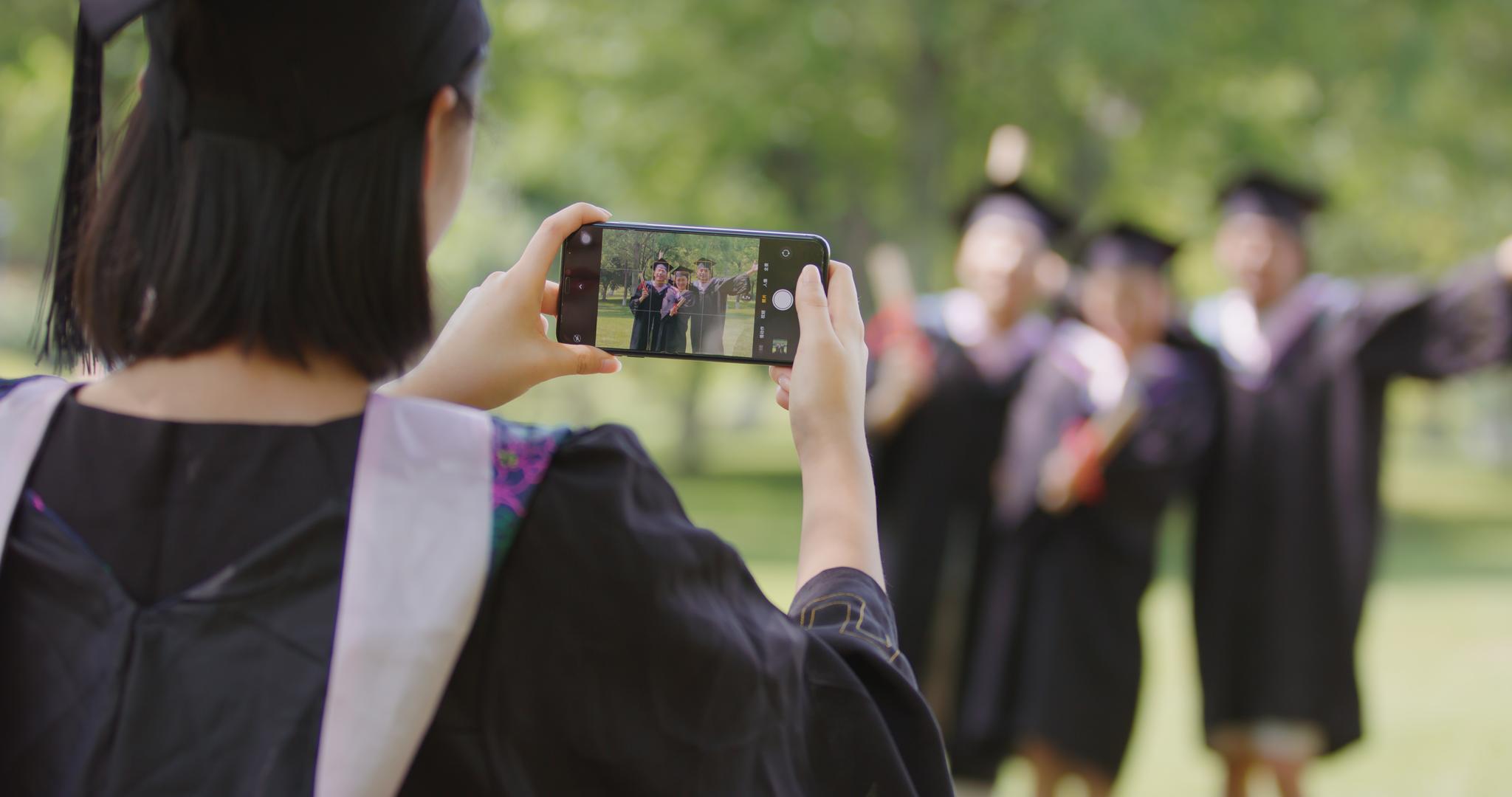 8K同学之间用手机相互拍毕业照视频的预览图
