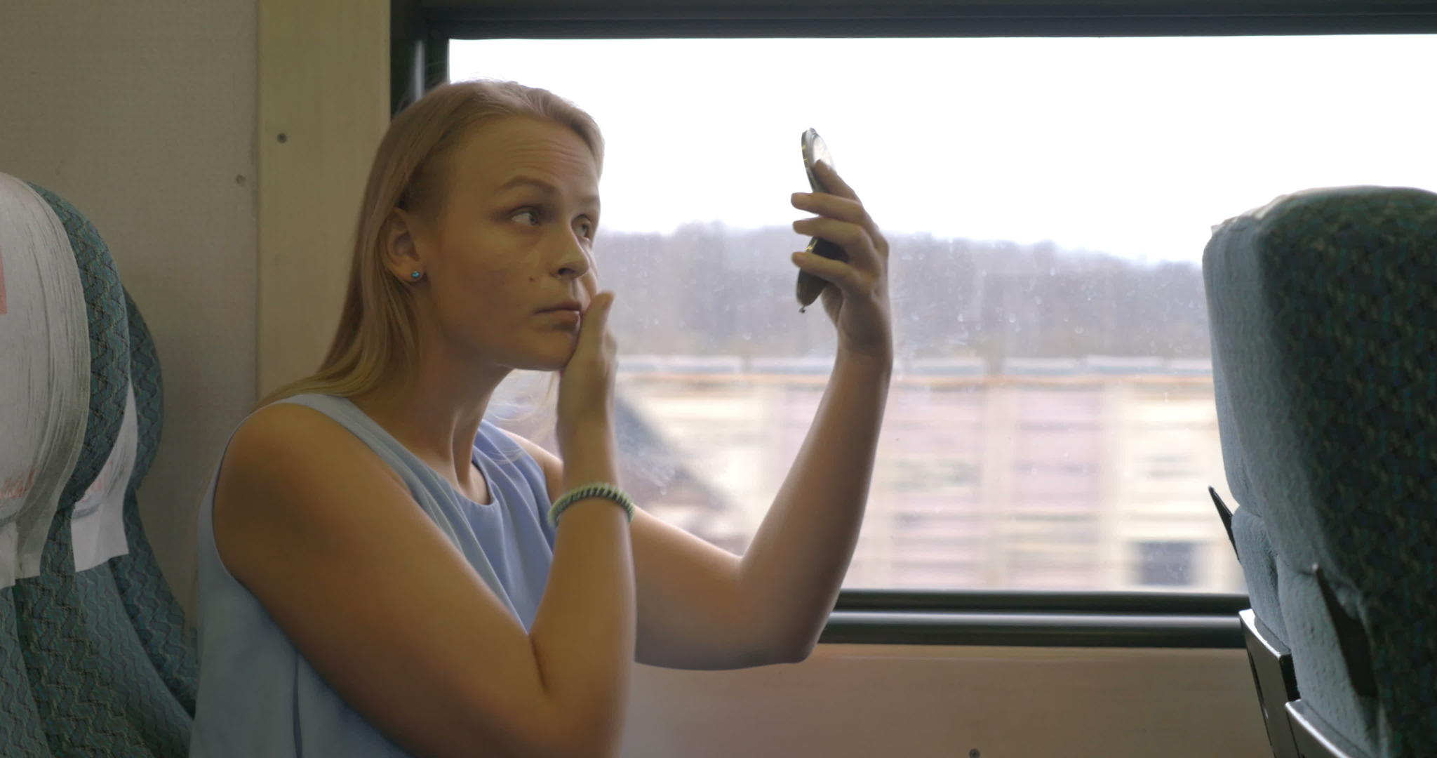 女青年在火车上化妆视频的预览图