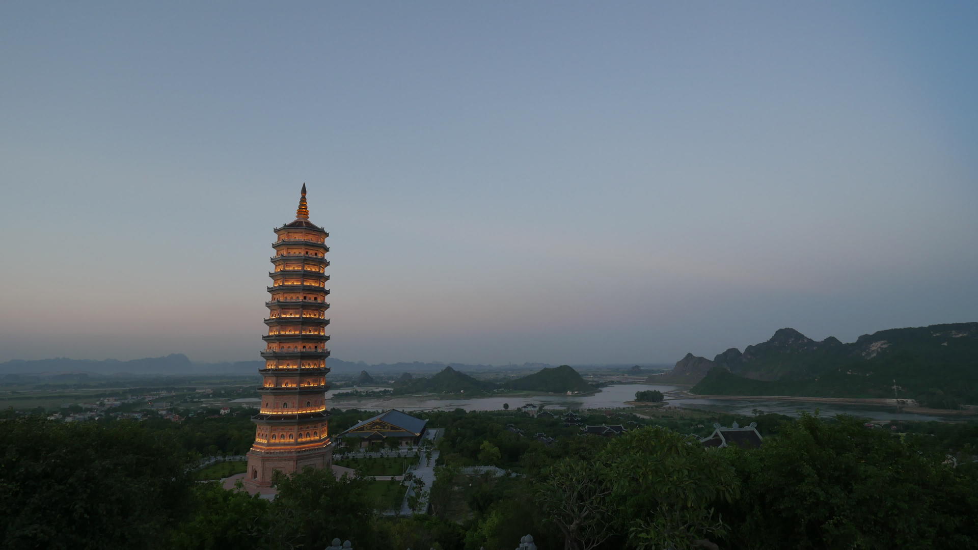 晚上我来到拜丁寺的维特南部视频的预览图